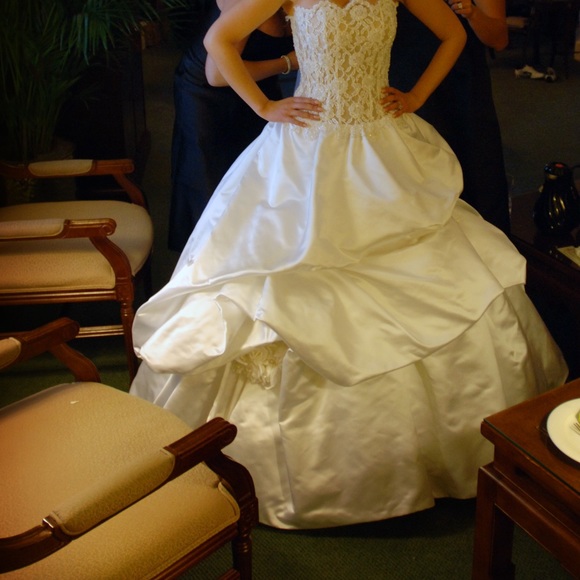 WEDDING GOWN - Picture 1 of 8